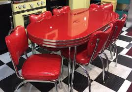 Bars and Booths.com comes with a signature Retro Dining Table offering timeless aesthetic appeal